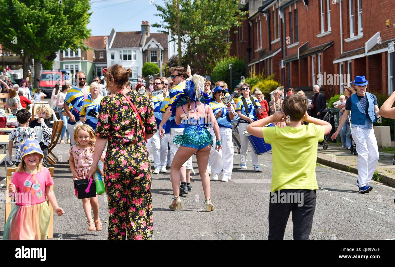 Brighton UK 4th June 2022 - i residenti di Freshfield Street a Brighton si godono una danza lungo la strada con una banda di Samba al loro Queen's Platinum Jubilee Street party come le celebrazioni continuano nel fine settimana intorno al Regno Unito : Credit Simon Dack / Alamy Live News Foto Stock