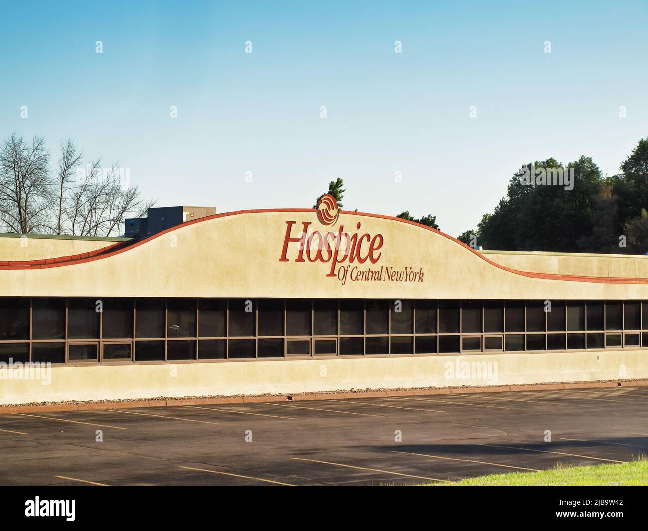 Liverpool, New York, Stati Uniti. Giugno 4, 2022. L'esterno e l'entrata frontale dell'Hospice del centro di New York a Liverpool, New York Foto Stock