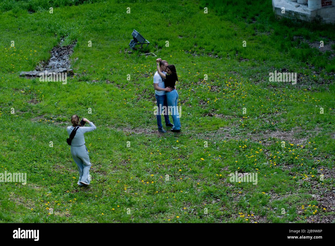 Fotografo attrezzatura fotografia fotocamera fotografia digitale bello scatto sorriso europa, da persone giovani per il flash per il turismo fotografare, bianco Foto Stock