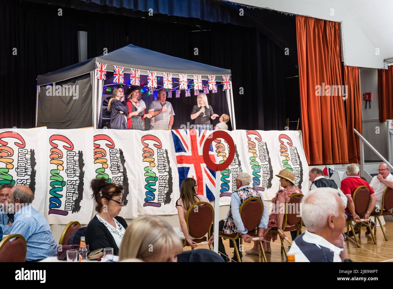 Jubilee Racing Night nella Sala pubblica di Budleigh. La casella VIP. Foto Stock