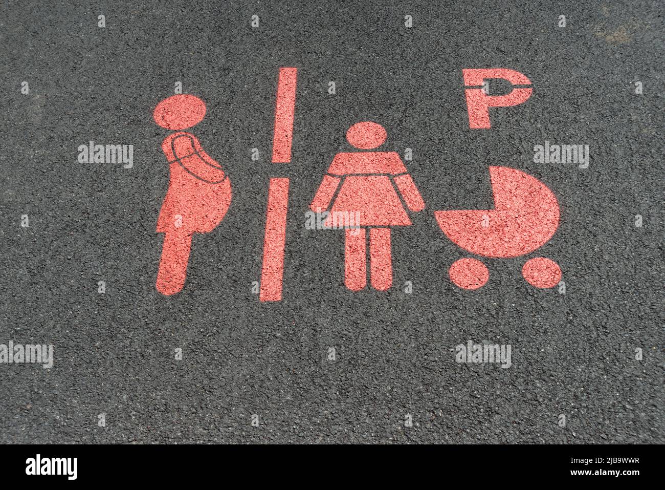 Italia, Lombardia, cartello per Parcheggio riservato a donne incinte e madri con cuccioli Foto Stock