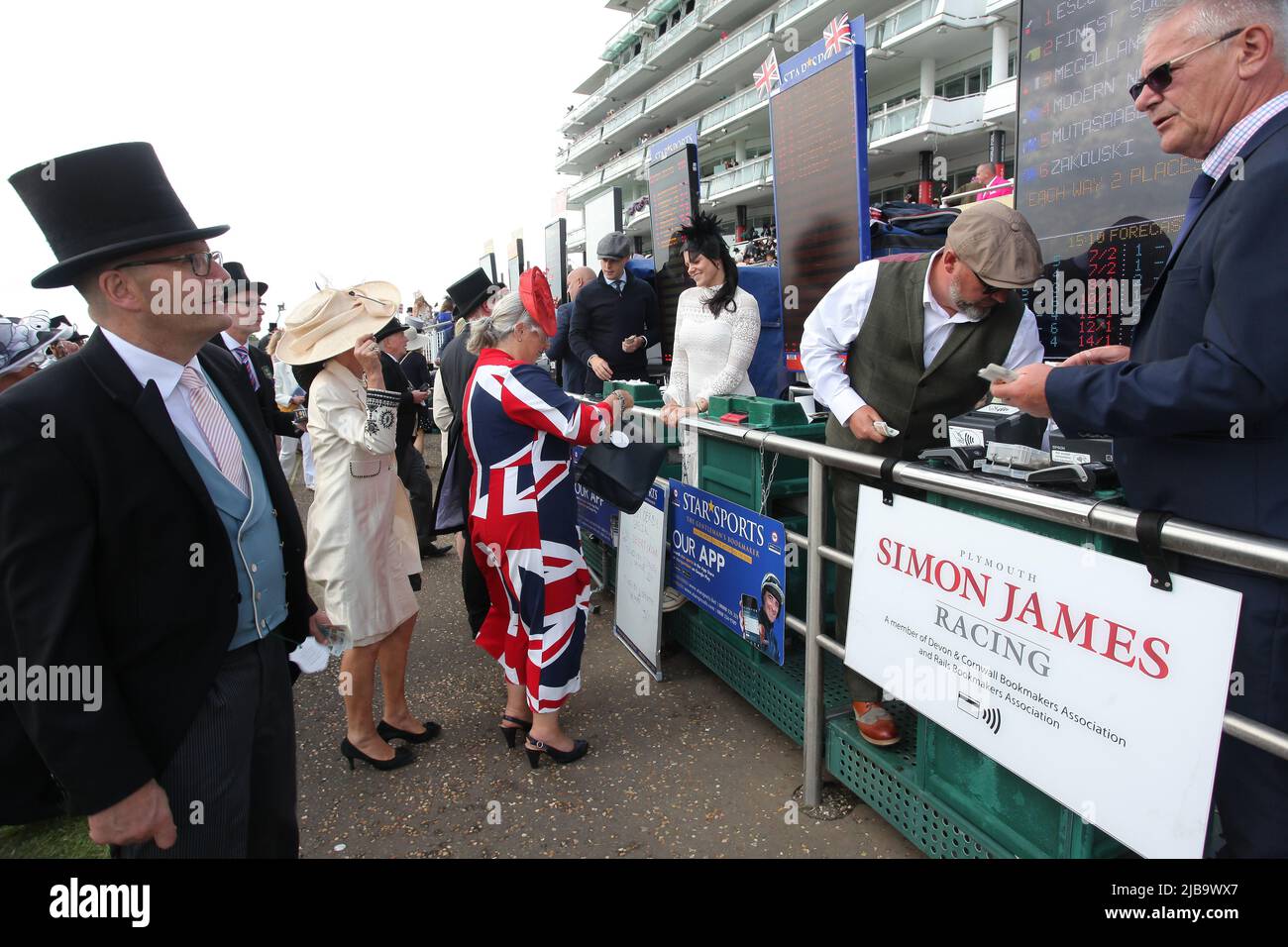 Epsom Downs, Surrey, Regno Unito. 4th giugno 2022. Punter patriottico alla corsa di cavalli Cazoo Derby Classic Credit: Motofoto/Alamy Live News Foto Stock