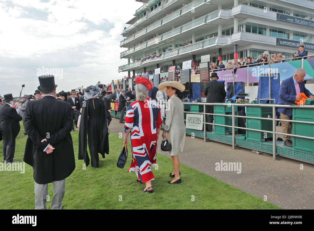 Epsom Downs, Surrey, Regno Unito. 4th giugno 2022. Punter patriottico alla corsa di cavalli Cazoo Derby Classic Credit: Motofoto/Alamy Live News Foto Stock