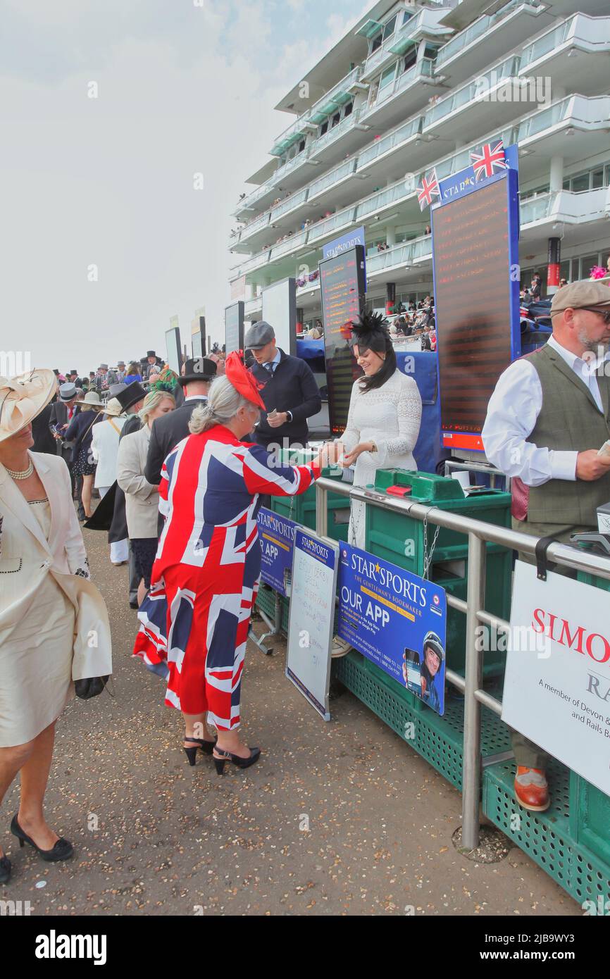 Epsom Downs, Surrey, Regno Unito. 4th giugno 2022. Punter patriottico alla corsa di cavalli Cazoo Derby Classic Credit: Motofoto/Alamy Live News Foto Stock