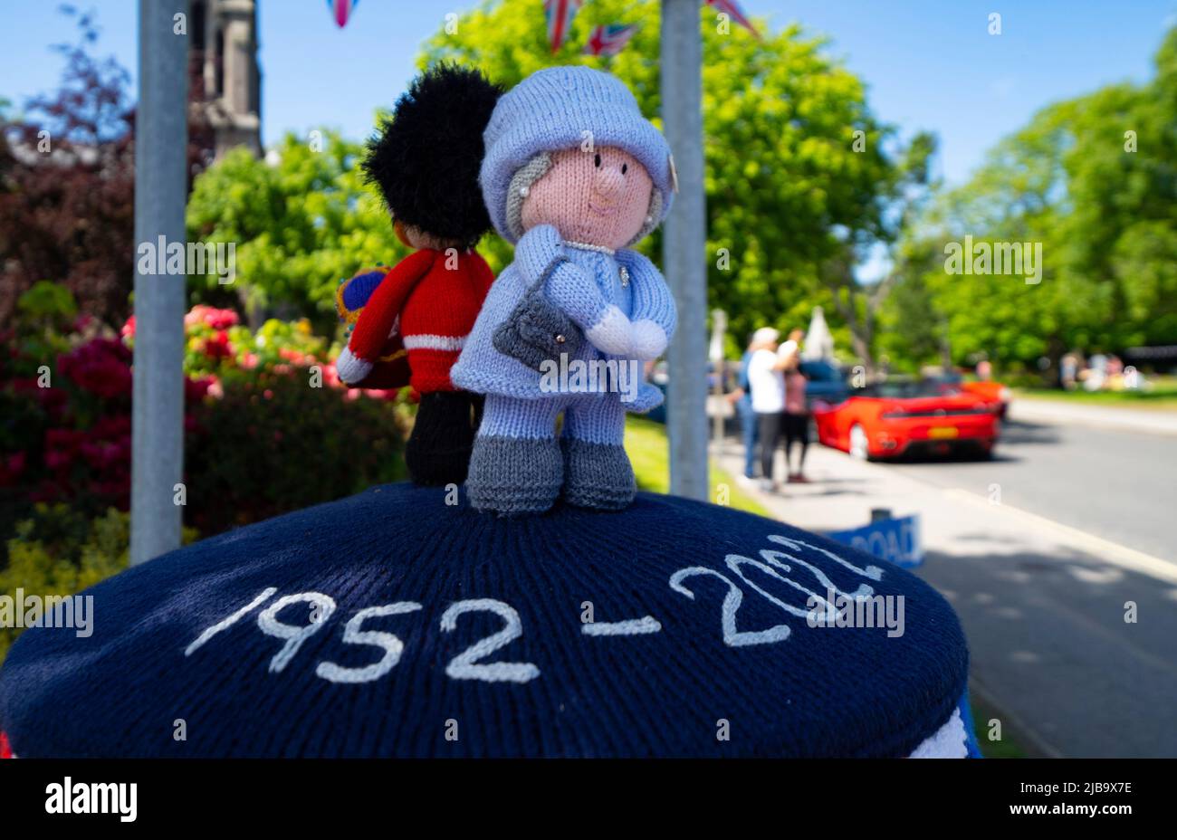 Ballater, Scozia, Regno Unito. 4 giugno 2022. La celebrazione del Giubileo del platino della Regina si celebra nel villaggio di Ballater, vicino a Balmoral, sul Royal Deeside, nell'Aberdeenshire. PIC; un “box topper” uncinetto Regina dispensando una regale garanzia su un pilastro di ufficio postale nel villaggio. Iain Masterton/Alamy Live News Foto Stock