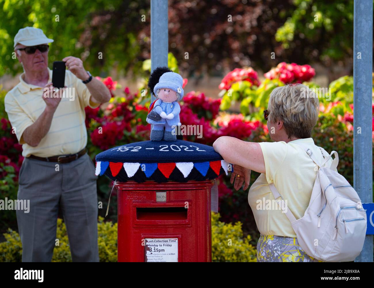 Ballater, Scozia, Regno Unito. 4 giugno 2022. La celebrazione del Giubileo del platino della Regina si celebra nel villaggio di Ballater, vicino a Balmoral, sul Royal Deeside, nell'Aberdeenshire. PIC; un “box topper” uncinetto Regina dispensando una regale garanzia su un pilastro di ufficio postale nel villaggio. Iain Masterton/Alamy Live News Foto Stock