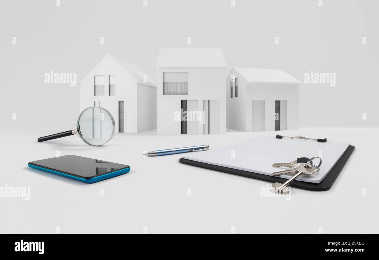 lente di ingrandimento su modello architettonico di case con appunti, chiavi, penna e telefono cellulare, per la ricerca di internet per acquisto o vendita di beni immobili online, c Foto Stock