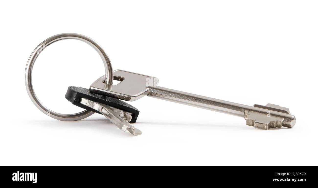 Primo piano di chiavi isolate su sfondo bianco, immagine utile per concetto di vendita e acquisto immobiliare, servizi auto, sistemi di sicurezza per la casa con burglar A. Foto Stock