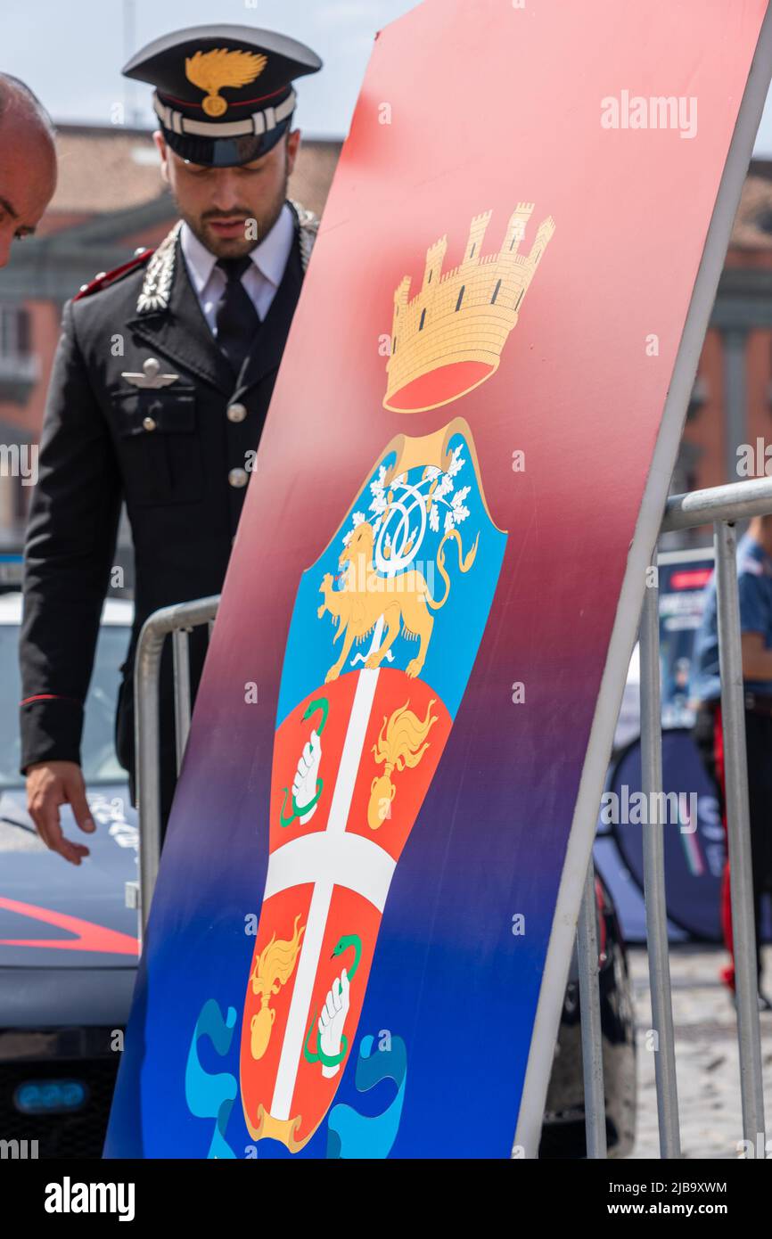 Napoli, Italia. 04th giugno 2022. Il 4 giugno 2022, in Piazza Plebiscito a Napoli, si è celebrato il 208th° anniversario della Fondazione arma con diversi stand, mezzi storici e moderni dell'arma. Nelle tribune le scene finte del crimine, le armi di guerra per scopi educativi ed elementi per le indagini. Credit: Independent Photo Agency/Alamy Live News Foto Stock