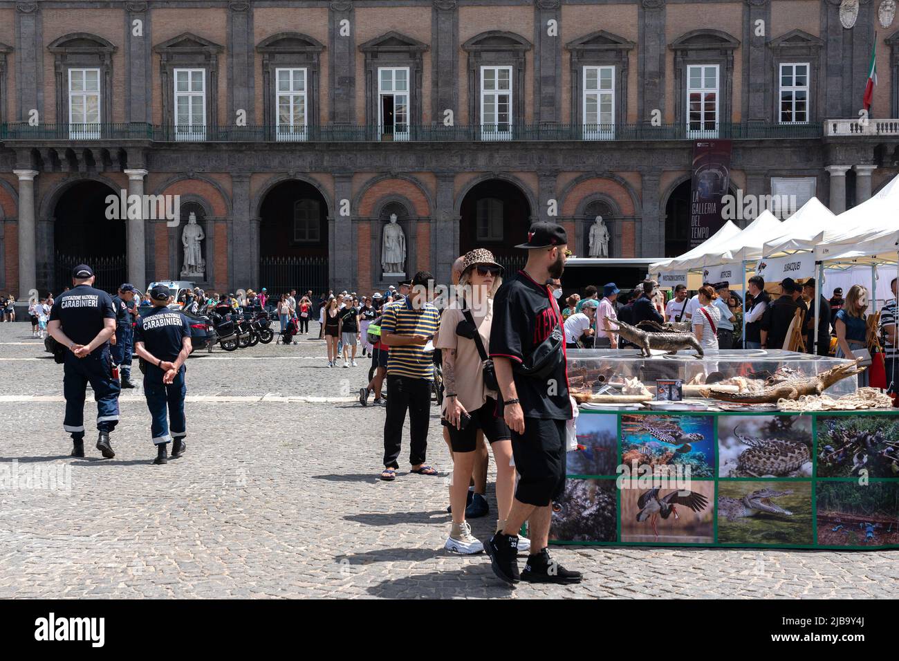 Napoli, Italia. 04th giugno 2022. Il 4 giugno 2022, in Piazza Plebiscito a Napoli, si è celebrato il 208th° anniversario della Fondazione arma con diversi stand, mezzi storici e moderni dell'arma. Nelle tribune le scene finte del crimine, le armi di guerra per scopi educativi ed elementi per le indagini. Credit: Independent Photo Agency/Alamy Live News Foto Stock