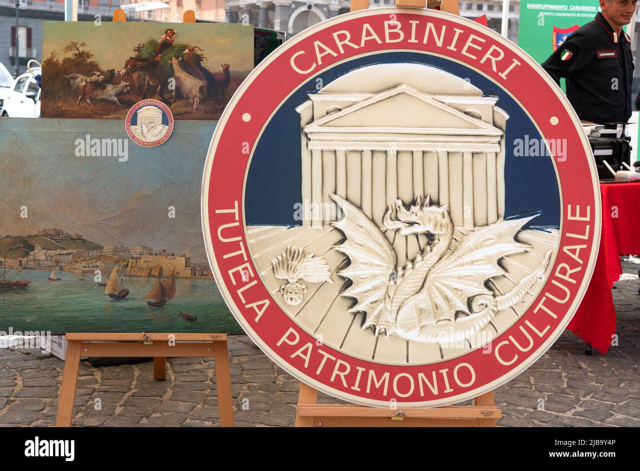 Napoli, Italia. 04th giugno 2022. Il 4 giugno 2022, in Piazza Plebiscito a Napoli, si è celebrato il 208th° anniversario della Fondazione arma con diversi stand, mezzi storici e moderni dell'arma. Nelle tribune le scene finte del crimine, le armi di guerra per scopi educativi ed elementi per le indagini. Credit: Independent Photo Agency/Alamy Live News Foto Stock