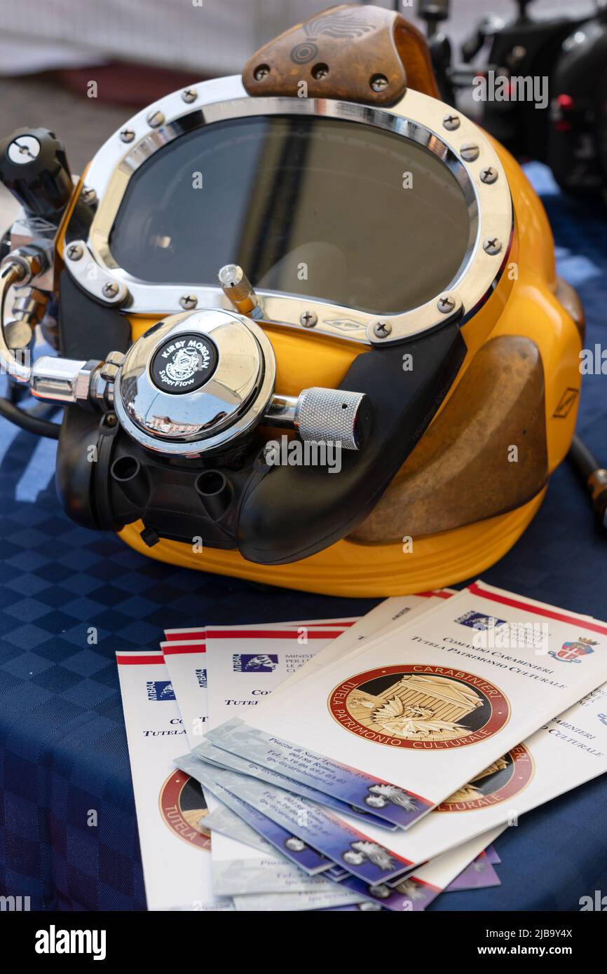 Napoli, Italia. 04th giugno 2022. Il 4 giugno 2022, in Piazza Plebiscito a Napoli, si è celebrato il 208th° anniversario della Fondazione arma con diversi stand, mezzi storici e moderni dell'arma. Nelle tribune le scene finte del crimine, le armi di guerra per scopi educativi ed elementi per le indagini. Credit: Independent Photo Agency/Alamy Live News Foto Stock