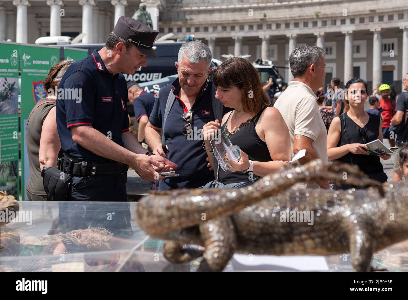Napoli, Italia. 04th giugno 2022. Il 4 giugno 2022, in Piazza Plebiscito a Napoli, si è celebrato il 208th° anniversario della Fondazione arma con diversi stand, mezzi storici e moderni dell'arma. Nelle tribune le scene finte del crimine, le armi di guerra per scopi educativi ed elementi per le indagini. Credit: Independent Photo Agency/Alamy Live News Foto Stock