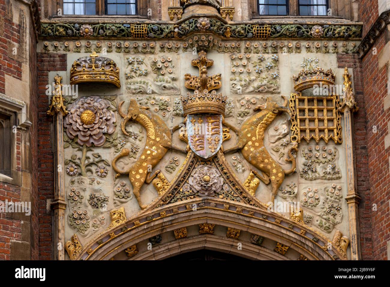 Bestie mitiche (yales) che sostengono lo scudo sopra l'ingresso anteriore del Christ's College Porters' Lodge, Cambridge, Cambridgeshire, Inghilterra, Regno Unito. Foto Stock