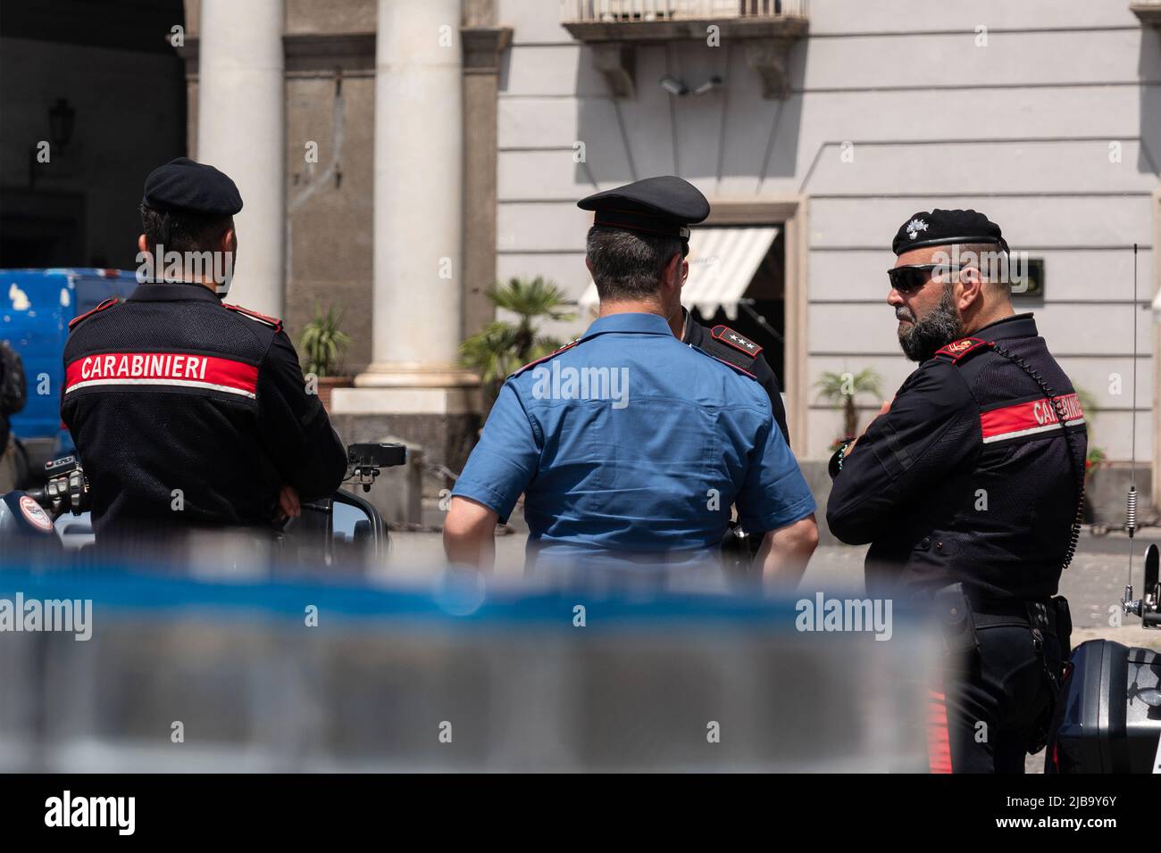 Napoli, Italia. 04th giugno 2022. Il 4 giugno 2022, in Piazza Plebiscito a Napoli, si è celebrato il 208th° anniversario della Fondazione arma con diversi stand, mezzi storici e moderni dell'arma. Nelle tribune le scene finte del crimine, le armi di guerra per scopi educativi ed elementi per le indagini. Credit: Independent Photo Agency/Alamy Live News Foto Stock