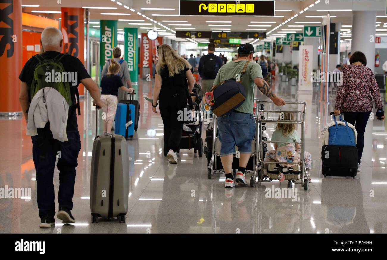 Palma, Spagna. 04th giugno 2022. La gente arriva all'aeroporto di Palma di Maiorca. Questo fine settimana ci saranno 5 442 voli negli aeroporti delle Isole Baleari, il 2,42 per cento in più rispetto a prima della pandemia di Corona. Credit: Clara Margais/dpa/Alamy Live News Foto Stock