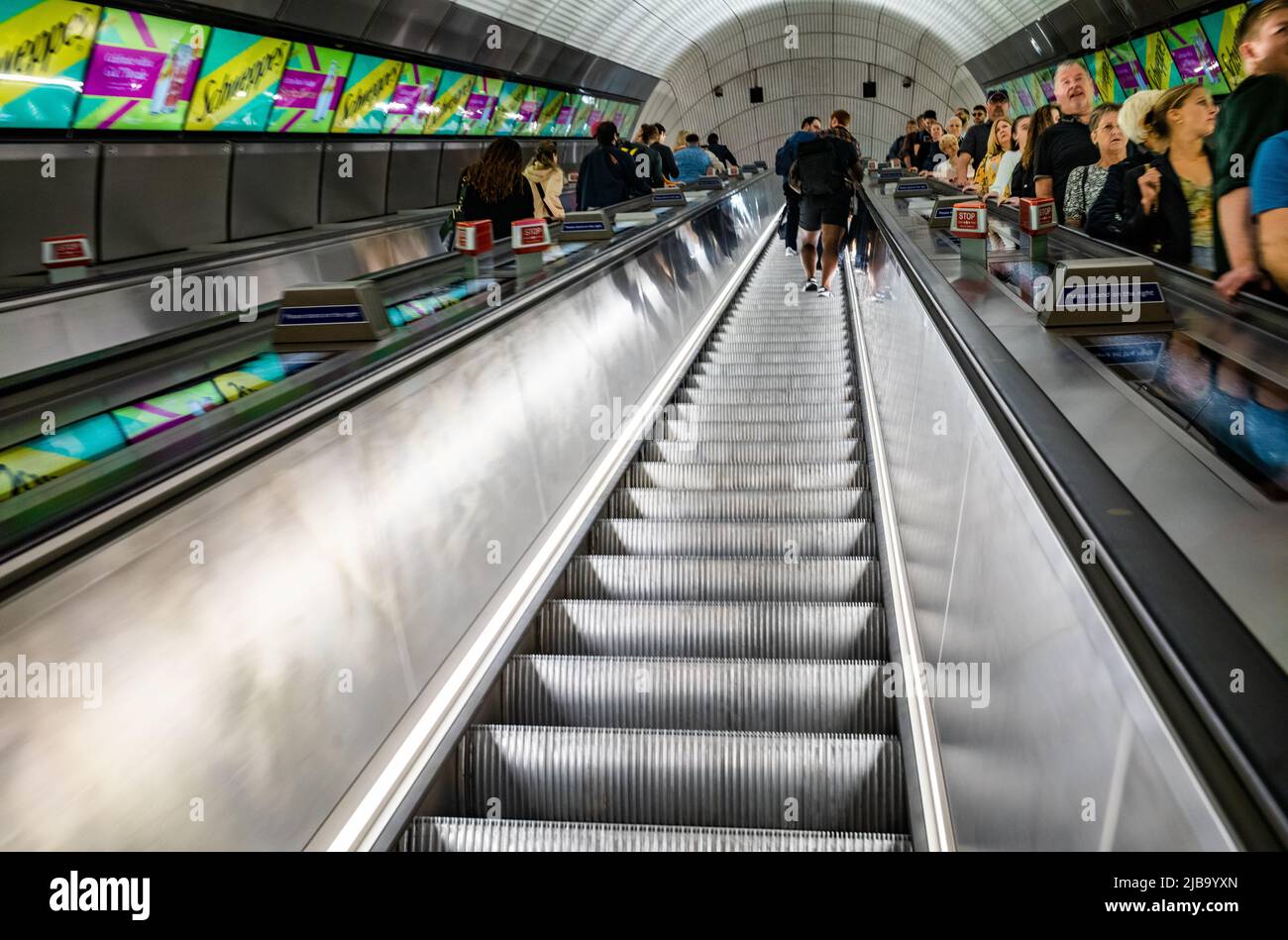I passeggeri viaggiano sulle scale mobili alla stazione di Liverpool Street sulla linea di metropolitana più recente di Londra, la Elizabeth Line, che ha aperto parzialmente nel maggio 2022 Foto Stock