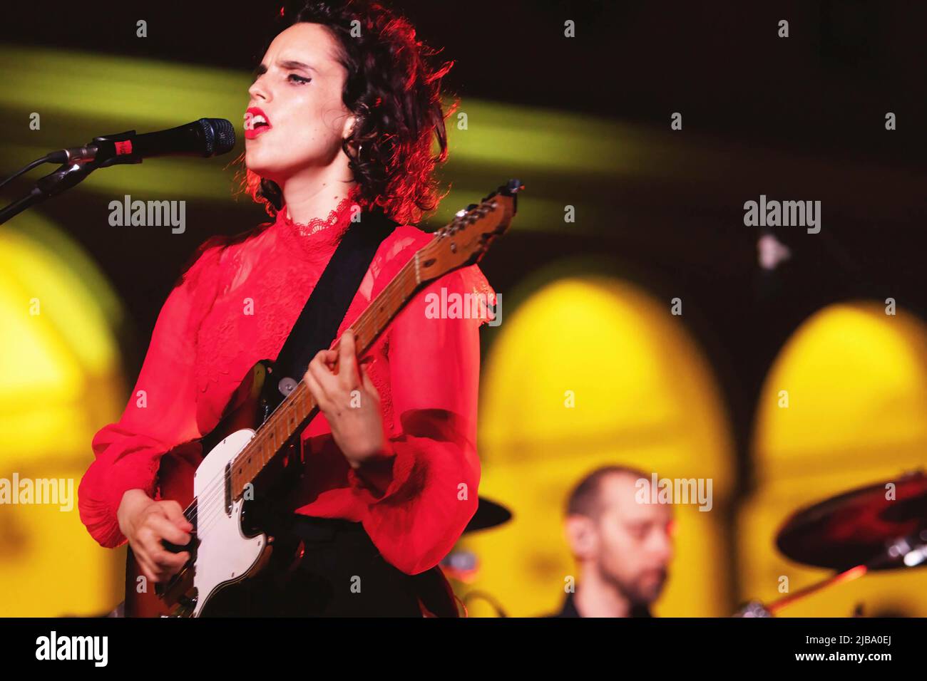 Cantante e chitarrista inglese, Anna Calvi si esibisce dal vivo presso le  Terme di Diocleziano a Roma. (Foto di Valeria Magri / SOPA Images/Sipa USA  Foto stock - Alamy