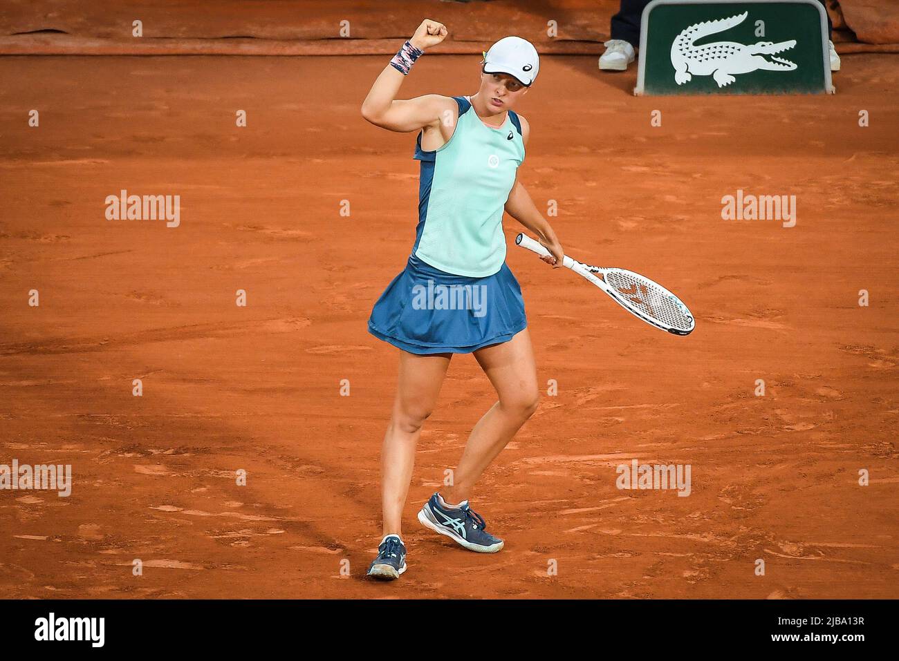 Parigi, Francia, Francia. 4th giugno 2022. IgA SWIATEK di Polonia celebra il suo punto durante il quattordici giorno di Roland-Garros 2022, French Open 2022, Gran torneo di tennis Slam allo stadio Roland-Garros il 04 giugno 2022 a Parigi, Francia. (Credit Image: © Matthieu Mirville/ZUMA Press Wire) Foto Stock