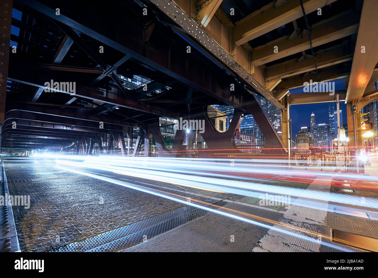 Sentieri leggeri di auto sul ponte. Scena notturna della strada della città di Chicago. Foto Stock