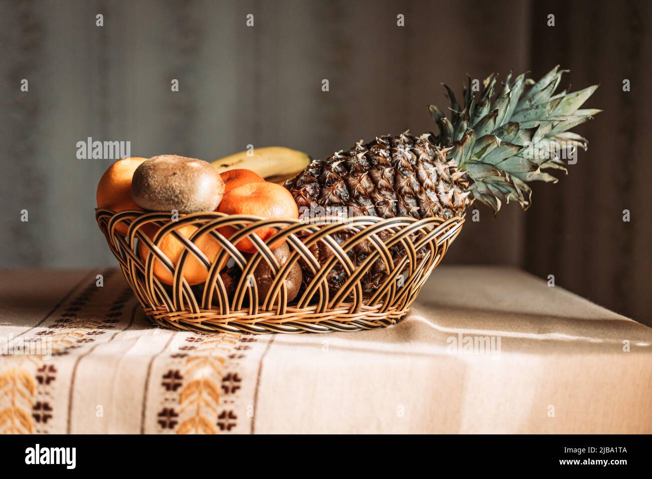 Cesto di frutta con frutta tropicale sul tavolo Foto Stock