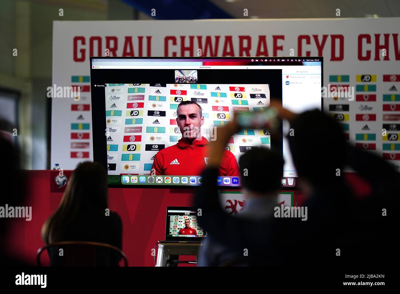 Gareth Bale del Galles parla tramite video link durante una conferenza stampa al Cardiff City Stadium di Cardiff. Data foto: Sabato 4 giugno 2022. Foto Stock