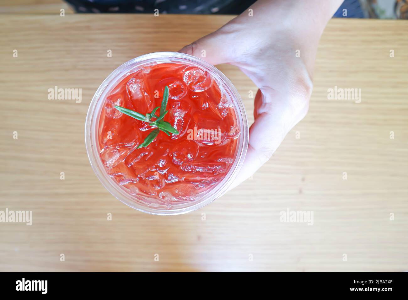 succo di cocomero, frullato di cocomero o fragola soda italiana o succo di fragola per servire Foto Stock