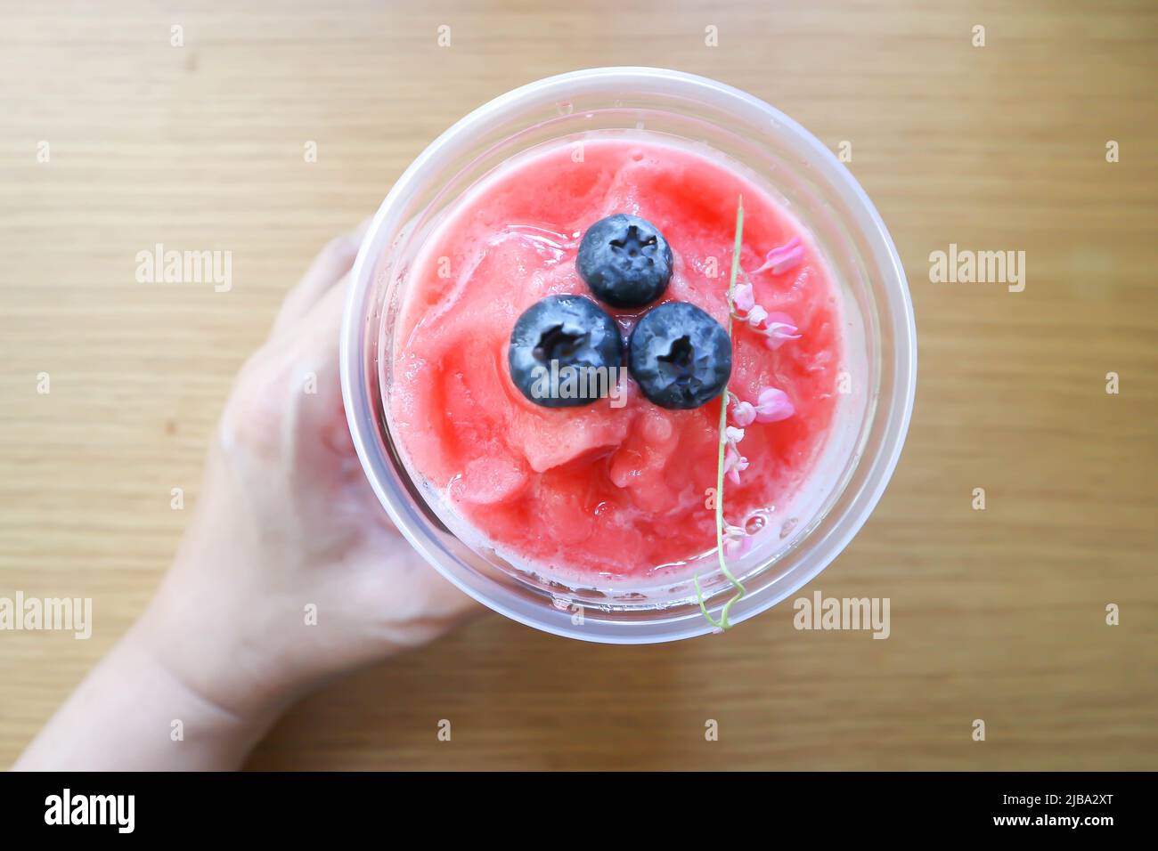 succo di cocomero, frullato di cocomero o fragola soda italiana o frullato di fragola con aggiunta di mirtillo Foto Stock