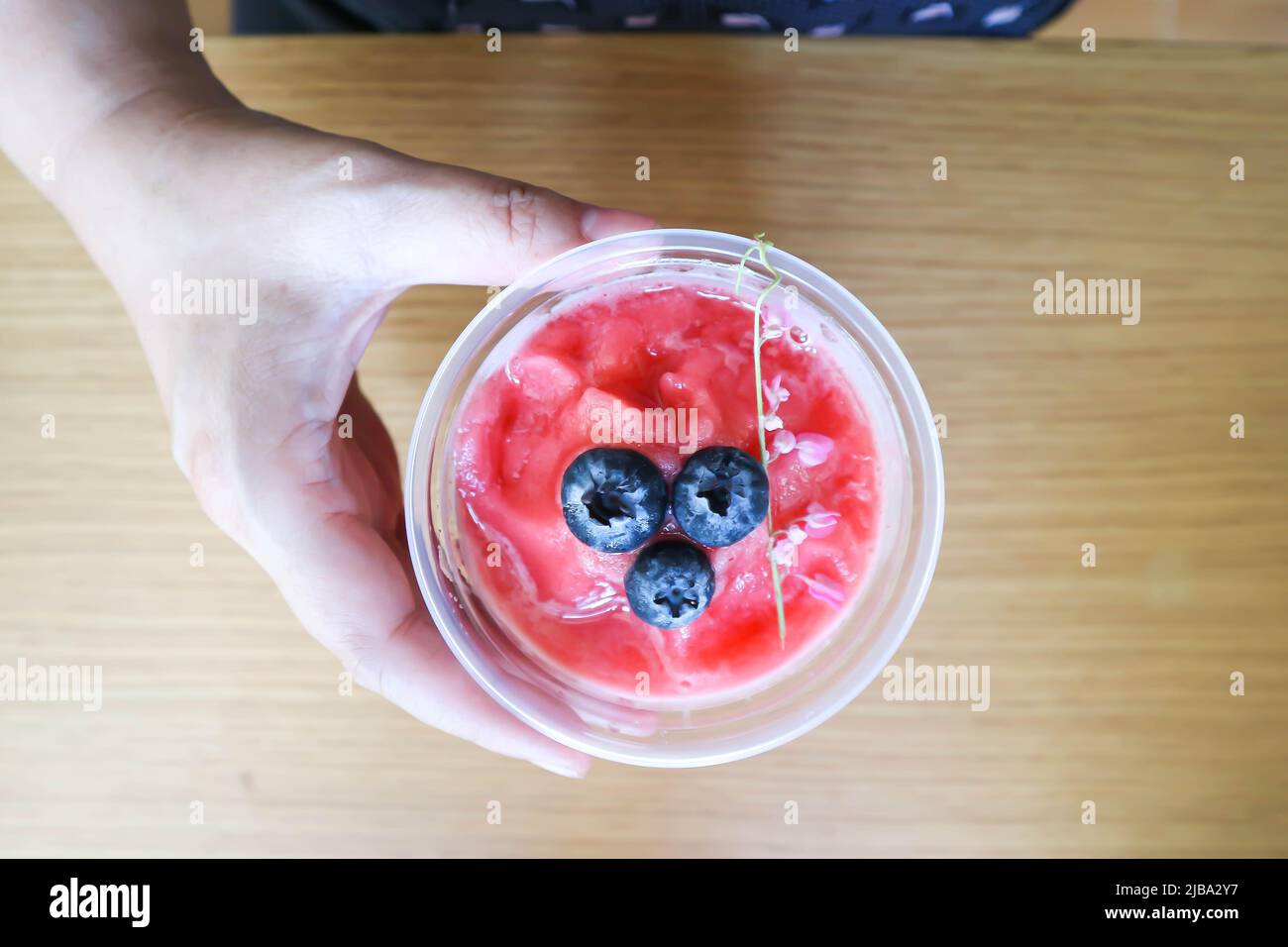 succo di cocomero, frullato di cocomero o fragola soda italiana o frullato di fragola con aggiunta di mirtillo Foto Stock