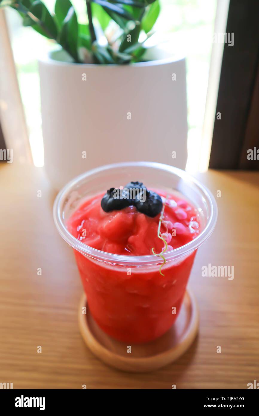 succo di cocomero, frullato di cocomero o fragola soda italiana o frullato di fragola con aggiunta di mirtillo Foto Stock