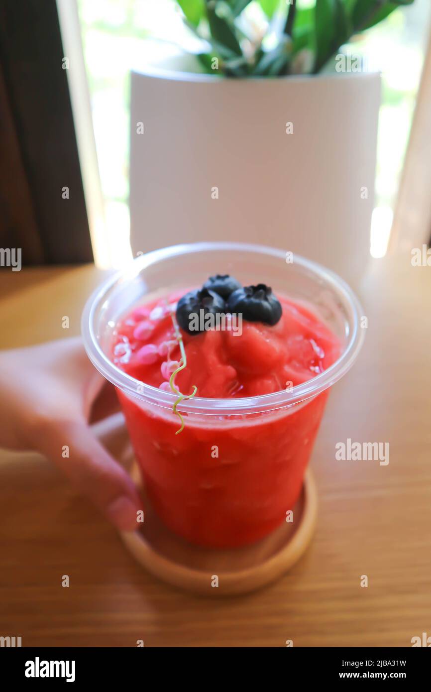 succo di cocomero, frullato di cocomero o fragola soda italiana o frullato di fragola con aggiunta di mirtillo Foto Stock