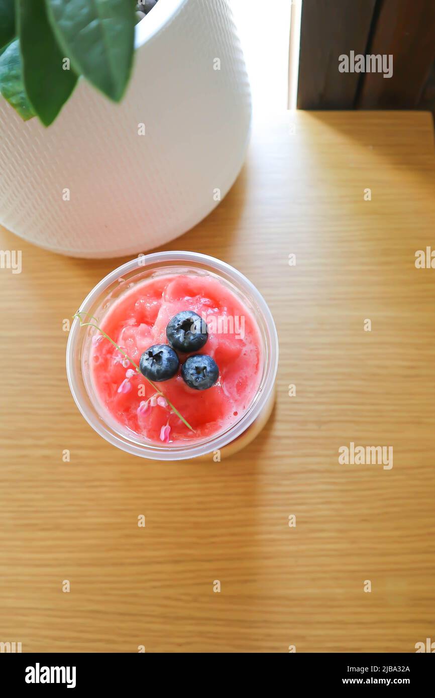 succo di cocomero, frullato di cocomero o fragola soda italiana o frullato di fragola con aggiunta di mirtillo Foto Stock