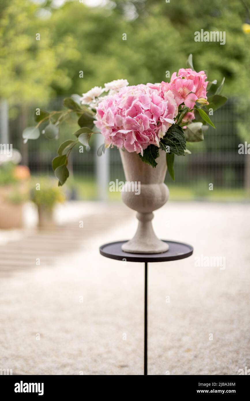 Composizione del fiore di hydrangea con fiore rosa in vaso Foto Stock