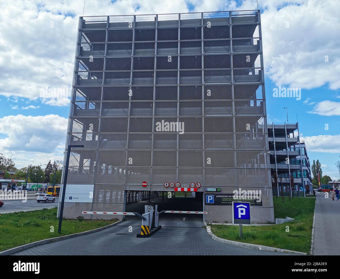 Parcheggio custodito su più piani, posto auto extra in città Foto Stock