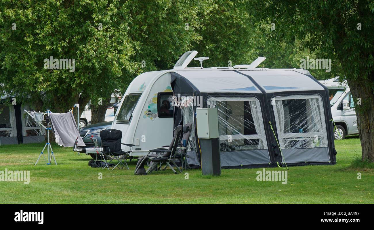 Xplore Caravan - Trailer con tenda in Campeggio con alberi, Foto Stock
