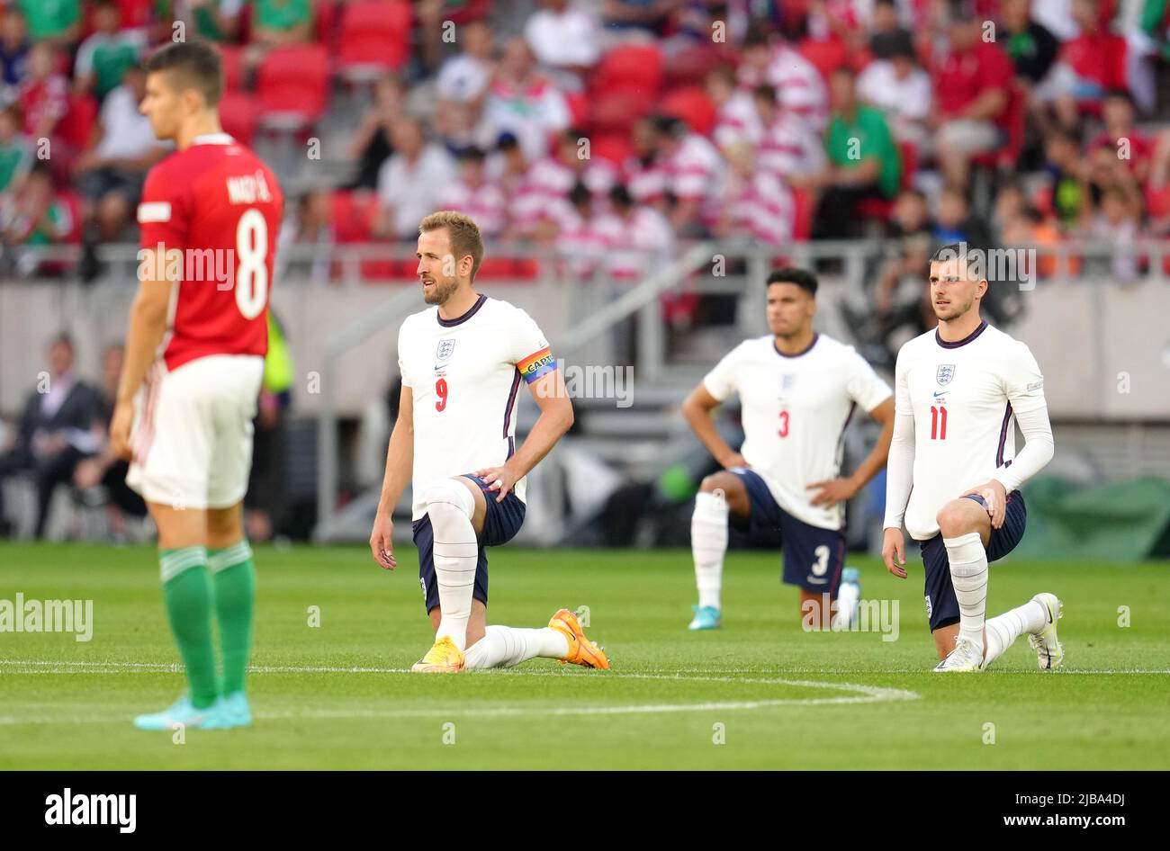 Harry Kane, James Justin e Mason Mount dell'Inghilterra prendono il ginocchio mentre Adam Nagy (a sinistra) dell'Ungheria si trova prima della partita della UEFA Nations League presso la Puskas Arena di Budapest. Data foto: Sabato 4 giugno 2022. Foto Stock