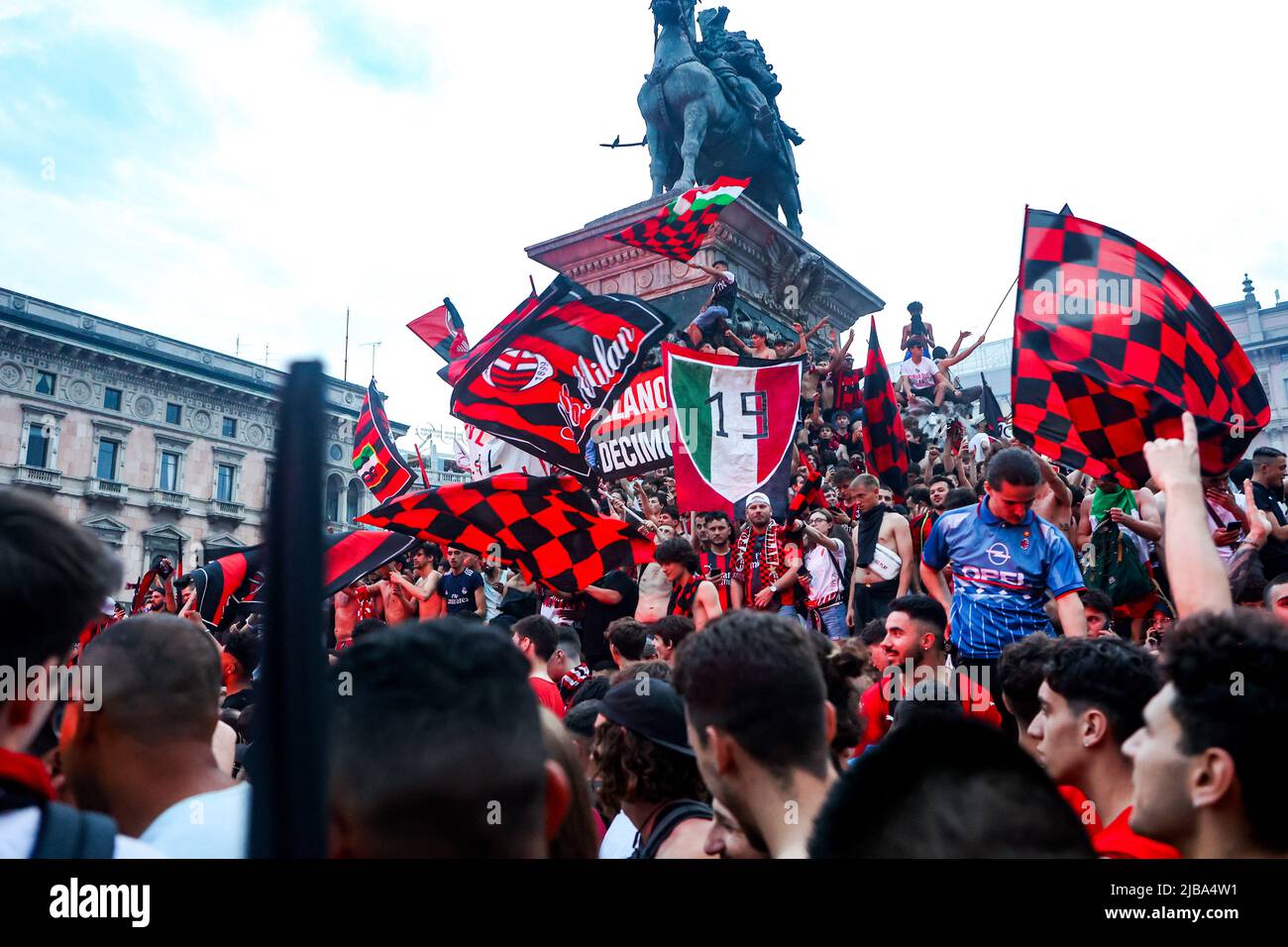 Gli appassionati di Milano festeggiano in Piazza Duomo dopo aver vinto la Serie A e lo Scudetto a Milano, il 22 2022 maggio Foto Stock
