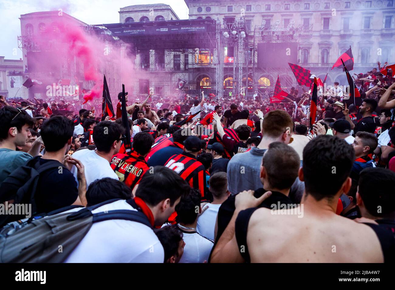 Gli appassionati di Milano festeggiano in Piazza Duomo dopo aver vinto la Serie A e lo Scudetto a Milano, il 22 2022 maggio Foto Stock