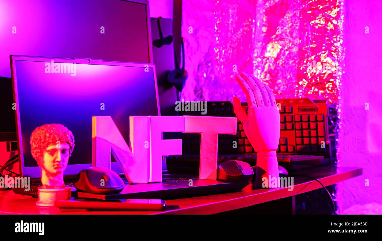 NFT (non-Fungial Token) e braccio artificiale. Iscrizione NFT e scultura greca antica in luce neon rosa. Concetto di cripto-arte e tecnologia blockchain Foto Stock