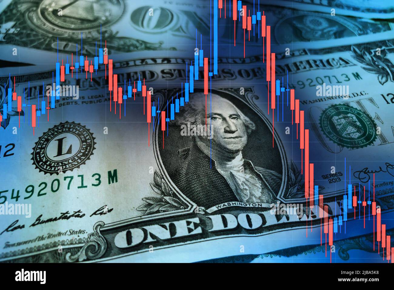 Dollaro USA con grafico indice di mercato azionario in calo. Tabella di declino del dollaro. Concetto sulla crisi del dollaro. Crisi economica degli Stati Uniti d'America Foto Stock