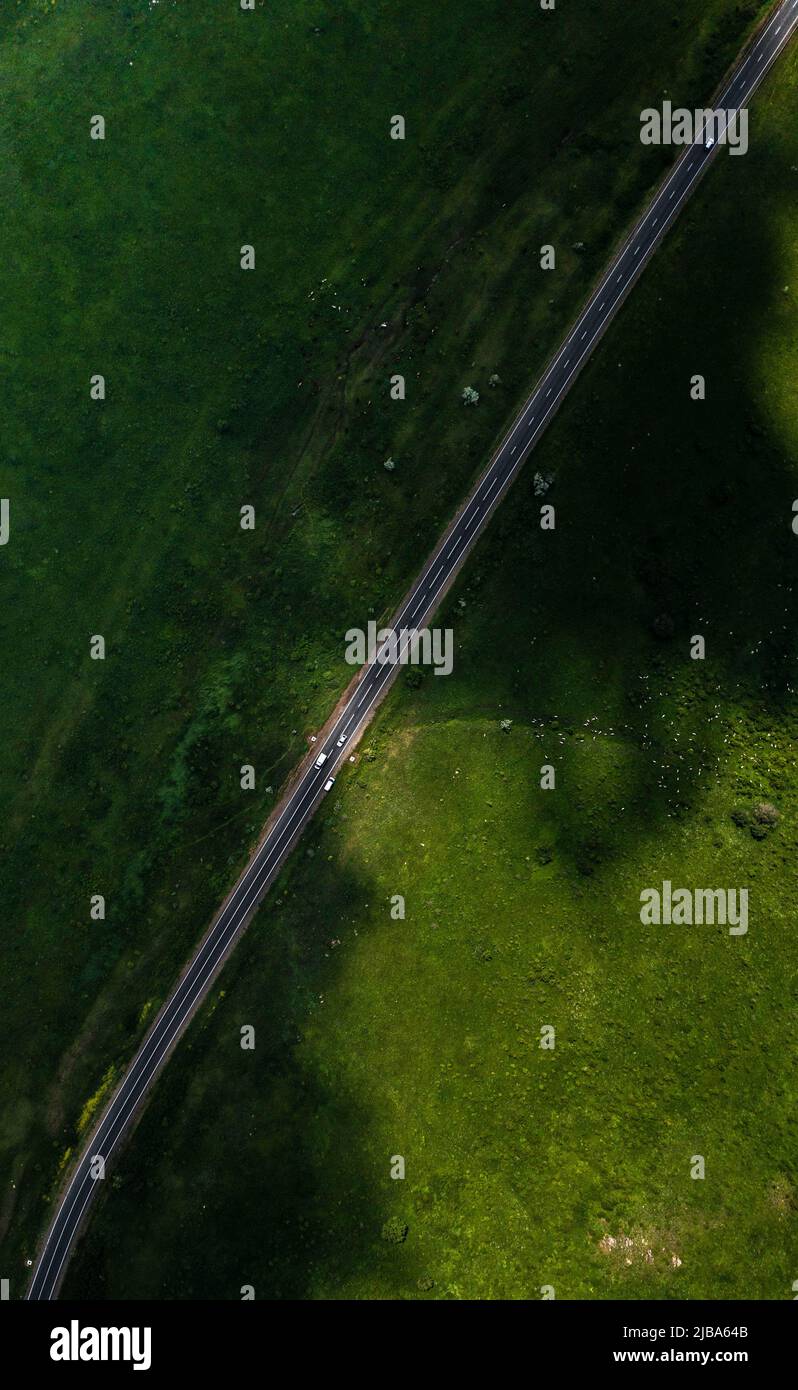 Vista aerea di un'autostrada piana che attraversa la campagna Foto Stock