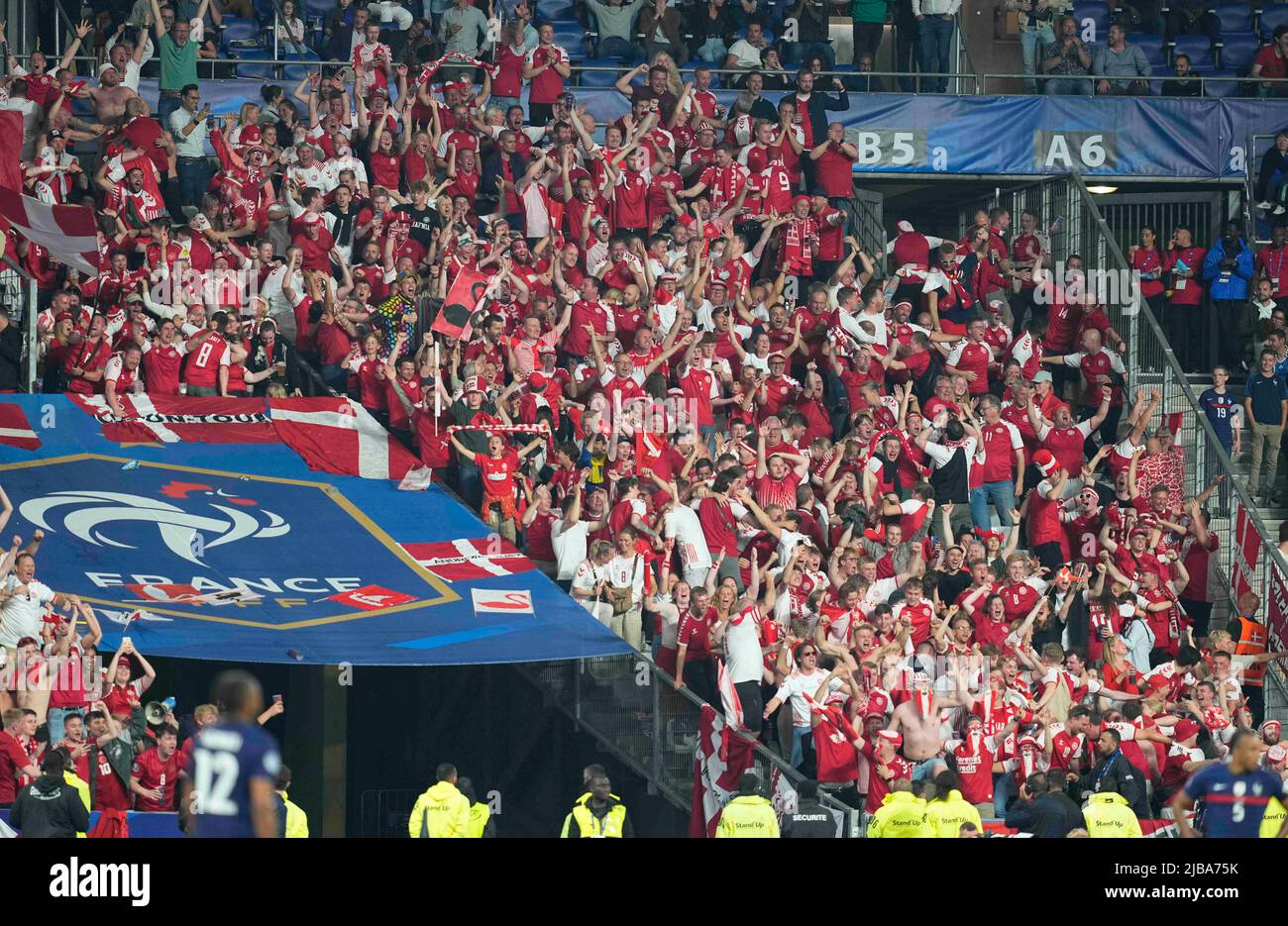 Stade de France, Parigi, Francia. 3rd giugno 2022. I tifosi festeggiano il loro secondo gol durante la Francia contro la Danimarca, la fase del Gruppo della Lega delle Nazioni UEFA allo Stade de France, Parigi, Francia. Ulrik Pedersen/CSM/Alamy Live News Foto Stock