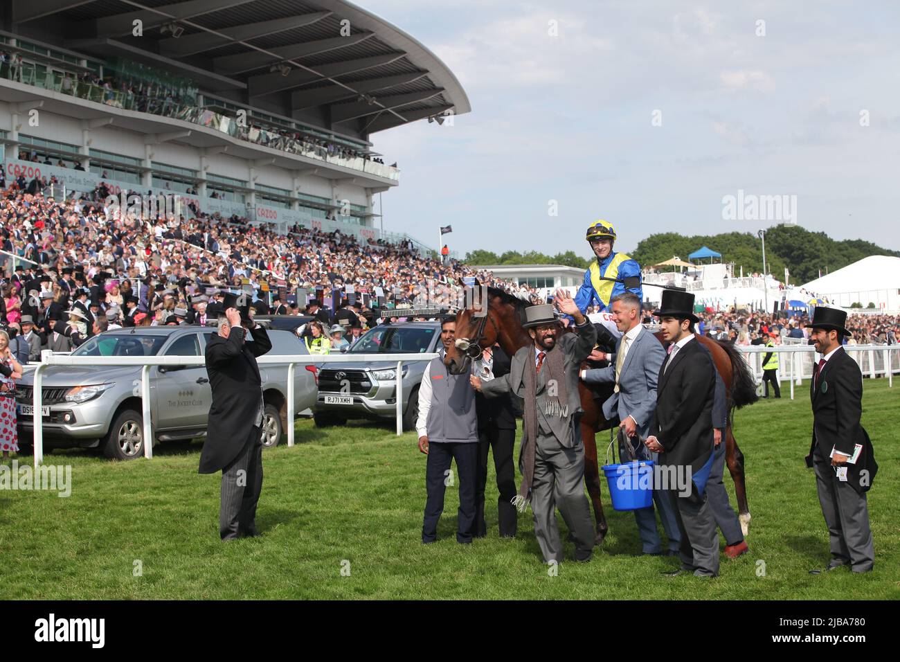 Epsom Downs, Surrey, Regno Unito. 4th giugno 2022. Desert Crown vince la corsa di cavalli Cazoo Derby Classic con Richard Kingscote in testa nel cerchio dei vincitori dal suo proprietario - MR Saeed Suhail come Sir Michael Stoute guarda orgogliosamente sulla sinistra Credit: Motofoto/Alamy Live News Foto Stock