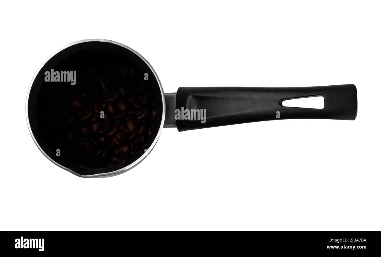 caffettiera cezve, strumento per la preparazione del caffè, con chicchi di caffè all'interno, su sfondo bianco isolato Foto Stock