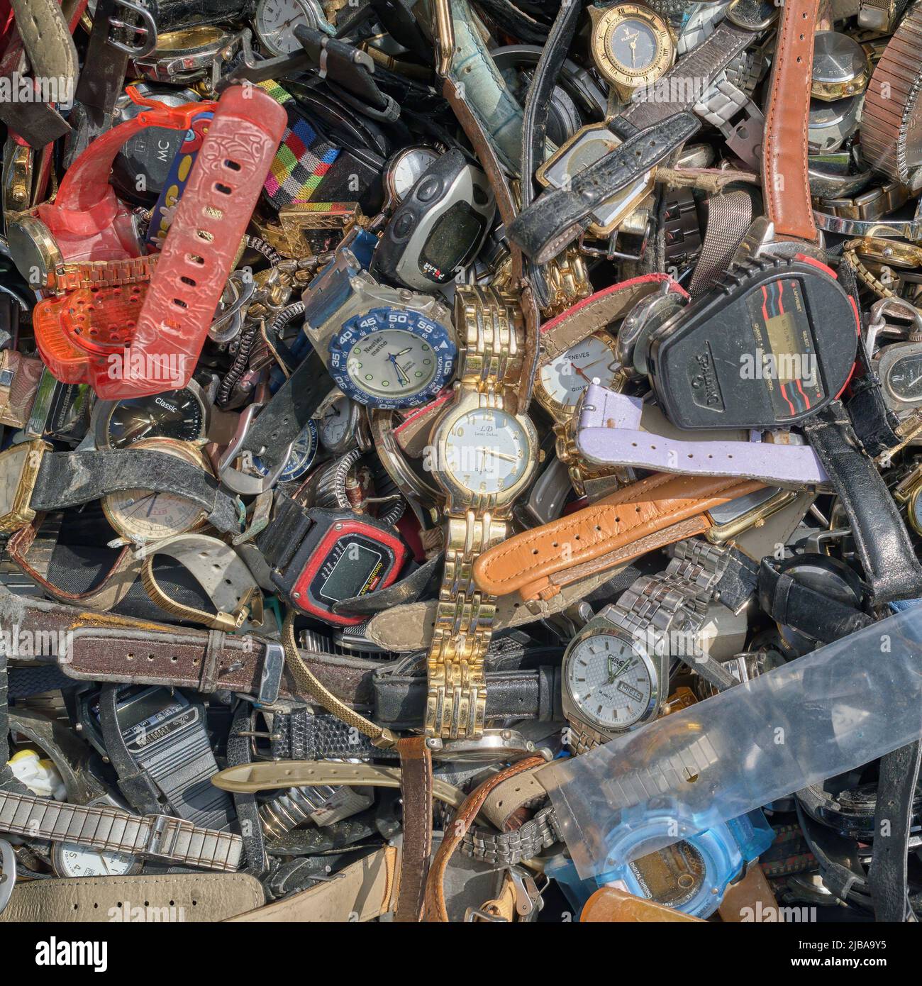 Vari orologi usati, cinturini e braccialetti in metallo - seconda mano (n. 3) Foto Stock