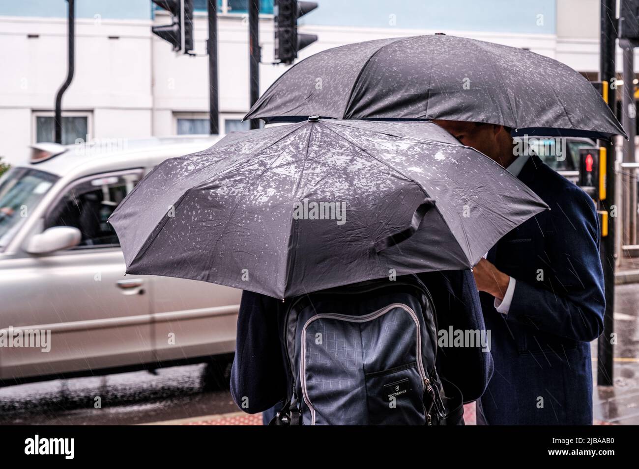 Epsom Surrey, Londra UK, giugno 04 2022, Gruppo di uomini che ripara sotto gli ombrelloni in Un giorno piovoso bagnato Foto Stock