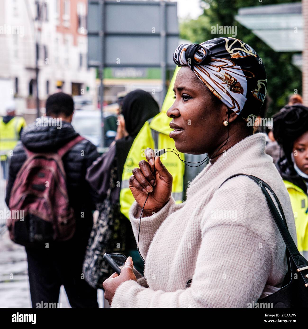 Epsom Surrey, Londra UK, Giugno 04 2022, Black Woman Standing da solo parlando sul cellulare Foto Stock