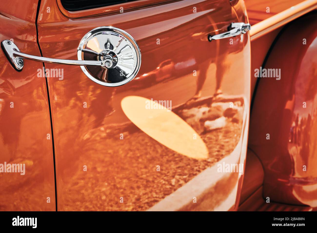 Uno specchio cromato si riflette su un camion da 1953 in un incontro in auto a El Paso, Texas. Foto Stock