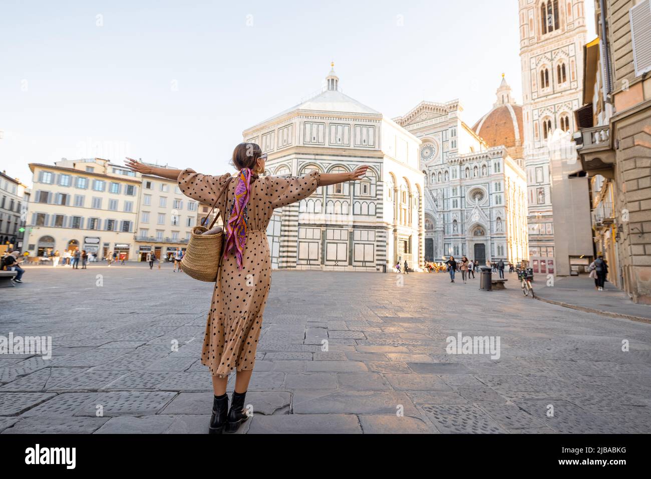 Donna che viaggia in Italia, visitando il famoso Duomo di Firenze Foto Stock