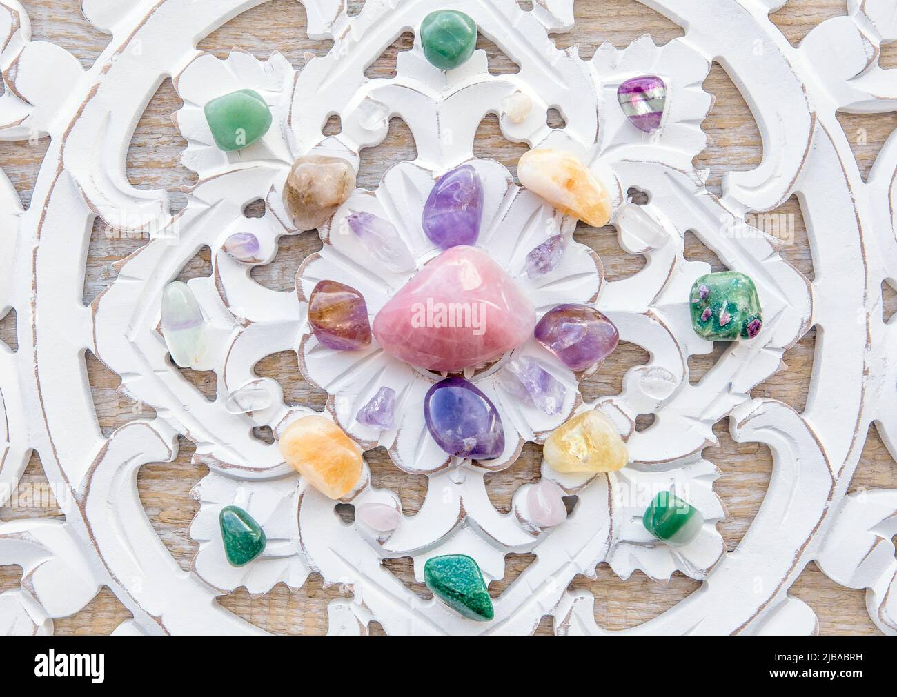 Pietre semi preziose cristallo griglia modello in casa aiuta le intenzioni di manifestare concetto. Stile di vita alternativo. Relax ed equilibrio, ricchezza. Foto Stock
